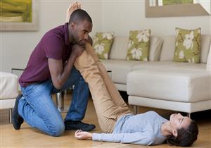 ماذا تفعل إذا وجدت شخصا تعرض للإغماء؟.. إليك التصرف الصحيح