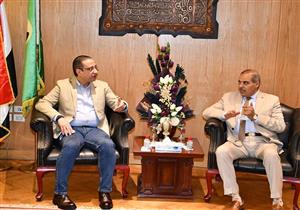 محافظ الفيوم يبحث مع رئيس جامعة الأزهر تعزيز التعاون المشترك