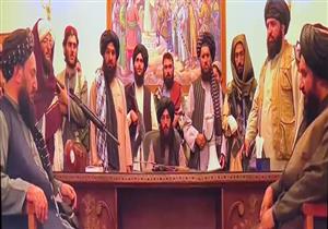 إلى ماذا ترمز لوحة فنية ظهرت في مؤتمر حركة طالبان؟ فنان تشكيلي يجيب