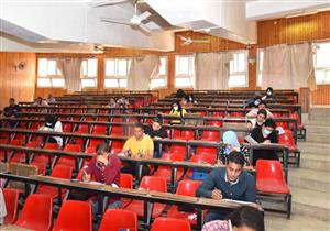 صور.. 700 طالب في سوهاج يؤدون امتحانات برامج التعليم المدمج