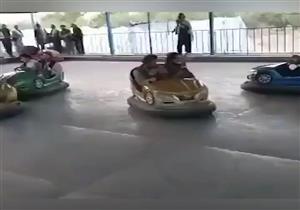 عناصر طالبان في مدينة للملاهي.. ومغردون: "استراحة مقاتل" (فيديو)