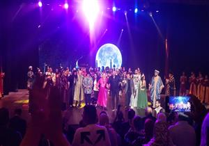 ممسكة بيده.. لميس جابر تهنئ الفخراني بـ"ياما في الجراب يا حاوي" (صور)