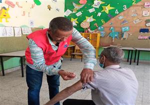 بدء تطعيم العاملين بـ"تعليم أسوان" بلقاح كورونا (صور)