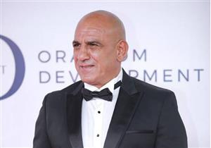 "أول عمرة".. محمد لطفي بصحبة أسرته أمام الكعبة (صورة)