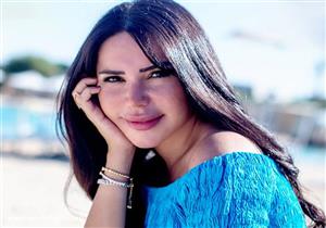 إنجي علاء تؤدي مناسك العمرة بالسعودية 