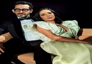 "الذباب منعها إكمال التصوير".. أحمد حلمي ينشر فيديو طريف لمنى زكي