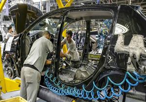 نائبة الرئيس الأمريكي عن أزمة أشباه الموصلات بقطاع السيارات: "حقيقية جدا"