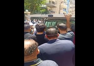 فيديو.. لحظة وصول جثمان والدة أحمد حسن إلى مسجد السلام في المنيا