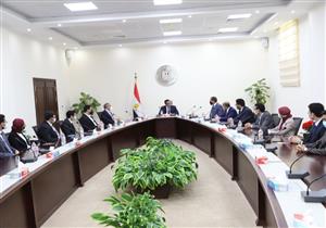 وزير التعليم العالي يلتقي بطلاب كليات الهندسة قبل سفرهم للتدريب بروسيا
