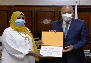 محافظ قنا يكرّم صاحبة أول مخبز نسائي في الصعيد