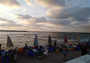 شواطئ الإسكندرية ترفع الرايات الحمراء وتسجل انخفاضًا في نسب الإشغالات (فيديو وصور)