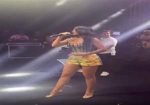 إطلالة جريئة بـ"هوت شورت".. هيفاء وهبي تحيي حفلها الأول بالساحل الشمالي.. (صور وفيديو)