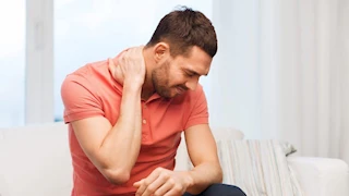 آلام الرقبة في رمضان.. أسبابها وطرق الوقاية 