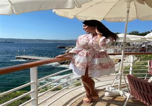 ياسمين صبري على الشاطئ في فرنسا (صور)