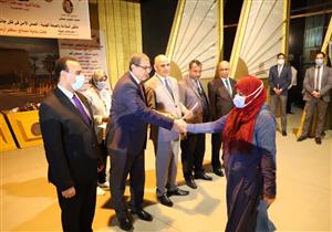 صور.. وزير القوى العاملة يسلم 2247 وثيقة تأمين للعمالة غير المنتظمة في الأقصر