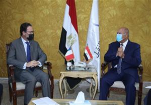 بمناسبة انتهاء فترة عمله.. وزير النقل يستقبل السفير الفرنسي ويشيد بالتعاون المثمر بين البلدين -صور