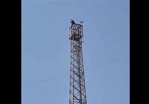 من على "برج المحمول".. شاب يهدد بالانتحار فى الدقهلية