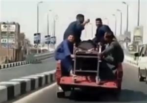 أهالي المريض المنقول بسيارة نقل: "مفيش إسعاف ومحدش سأل فينا"