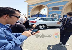   بالصور| وصول أحمد السبكي لمسجد المشير لأداء صلاة الجنازة على دلال عبدالعزيز