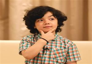   منى الشاذلي تهدي أشهر طفل على التيك توك هاتفًا محمولا