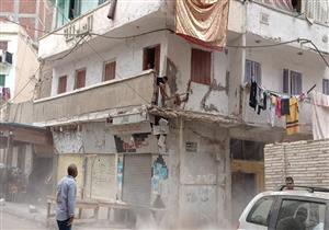 آيلة للسقوط.. إزالة أجزاء من 3 عقارات قديمة غرب الإسكندرية- صور