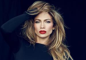 "جاذبية اللون الموف".. جينيفر لوبيز بإطلالة أنيقة