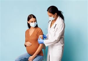مستشار الرئيس يحسم الجدل بشأن تطعيم الحوامل بلقاح كورونا