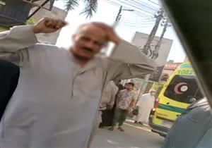 ذبحها وسط الشارع.. المتهم بقتل زوجته بالفيوم يمثل الجريمة أمام النيابة