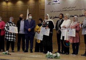 فرحة ودموع.. مشاهد من حفل تكريم المُتحررات من الأمية (معايشة)