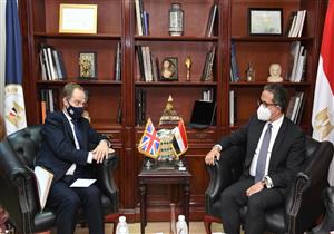 العناني يبحث مع السفير البريطاني بالقاهرة سبل التعاون بين البلدين في السياحة والآثار