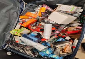 جمارك مطار القاهرة تضبط مستحضرات تجميل وقطع غيار سيارات بحوزة راكب عربي