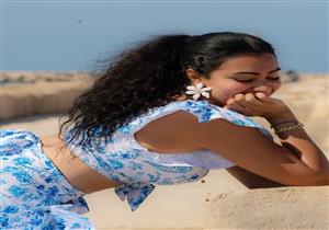  ميرهان حسين تودع الصيف بالرقص على شاطئ البحر (فيديو)