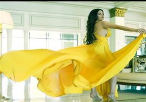 دومينيك حوراني بـ"الأصفر" في أحدث جلسة تصوير (صور)