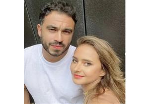 الزوج يهزم زوجته..نيللي كريم تلعب "الاسكواش" مع زوجها (فيديو)