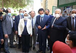 وزيرا التعليم العالي والصحة ورئيس جامعة القاهرة يتفقدون مراكز تطعيم كورونا بجامعة القاهرة