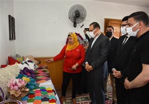 بالصور.. محافظ الشرقية يتفقد معرض الفنون التشكيلية وأندية المرأة