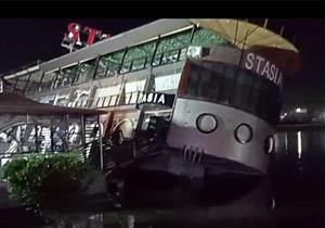 بث مباشر.. ميل شديد بمطعم عائم على كورنيش في المنصورة