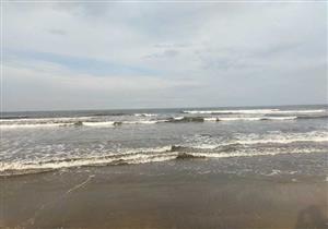 استقبلهم بالرايات السوداء.. مواطنون يقضون أول أيام 2022 على شاطئ بورسعيد- فيديو