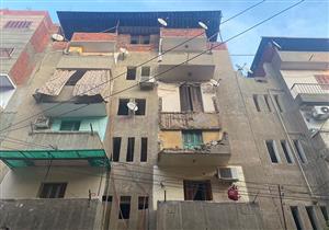 صور.. سقوط "بلكونتين" على سيارة في المنصورة.. والأهالي ينقذون قائدها