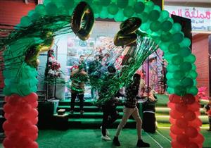 إقبال كبير على شراء هدايا بابا نويل في شوارع الخارجة بالوادي الجديد 