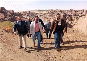 نائب محافظ أسوان يتفقد أعمال ترميم المنازل المتضررة من السيول بجزيرة هيسا