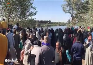 بحثًا عن ذويهم.. أهالي قرية القطا بمنشأة القناطر يفترشون الأرض بعد غرق السيارة