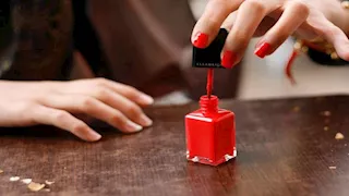 هل يؤثر طلاء الأظافر أثناء الحمل على صحة الجنين؟