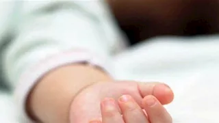 مفارقة صادمة على الهواء.. سيارة تصدم فتاة خلال تغطية مصرع طفل (فيديو)