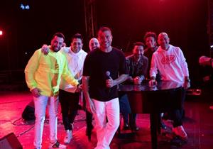  تفاصيل ظهور صناع أغاني عمرو دياب في حفله بدبي