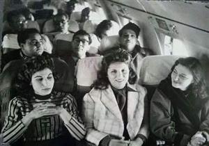 "نخبة من النجوم".. صورة نادرة لعدد من فناني الزمن الجميل داخل طائرة