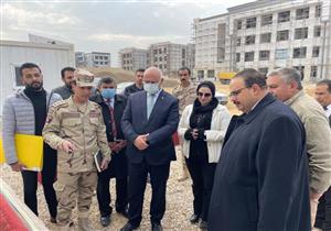 صور.. رئيس جامعة بنها يتفقد المنشآت الجديدة في العبور
