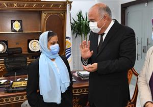 بالصور.. محافظ قنا يشهد خِطبة فتاة يتيمة ويوجه بتوفير مستلزمات زواجها