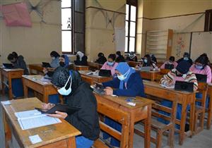 طلاب أولى ثانوي يؤدون امتحاني الفيزياء والفلسفة غدا