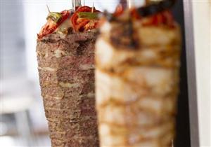 فأر يأكل من سيخ شاورما بمطعم في جدة.. والسلطات السعودية تتحرك (فيديو)